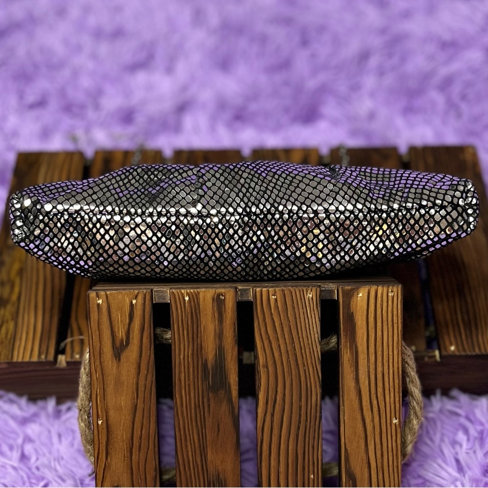 🛑SOLD🛑 VINTAGE WILSONS LEATHER Silver Clutch w/Chain - Picture 10 of 11